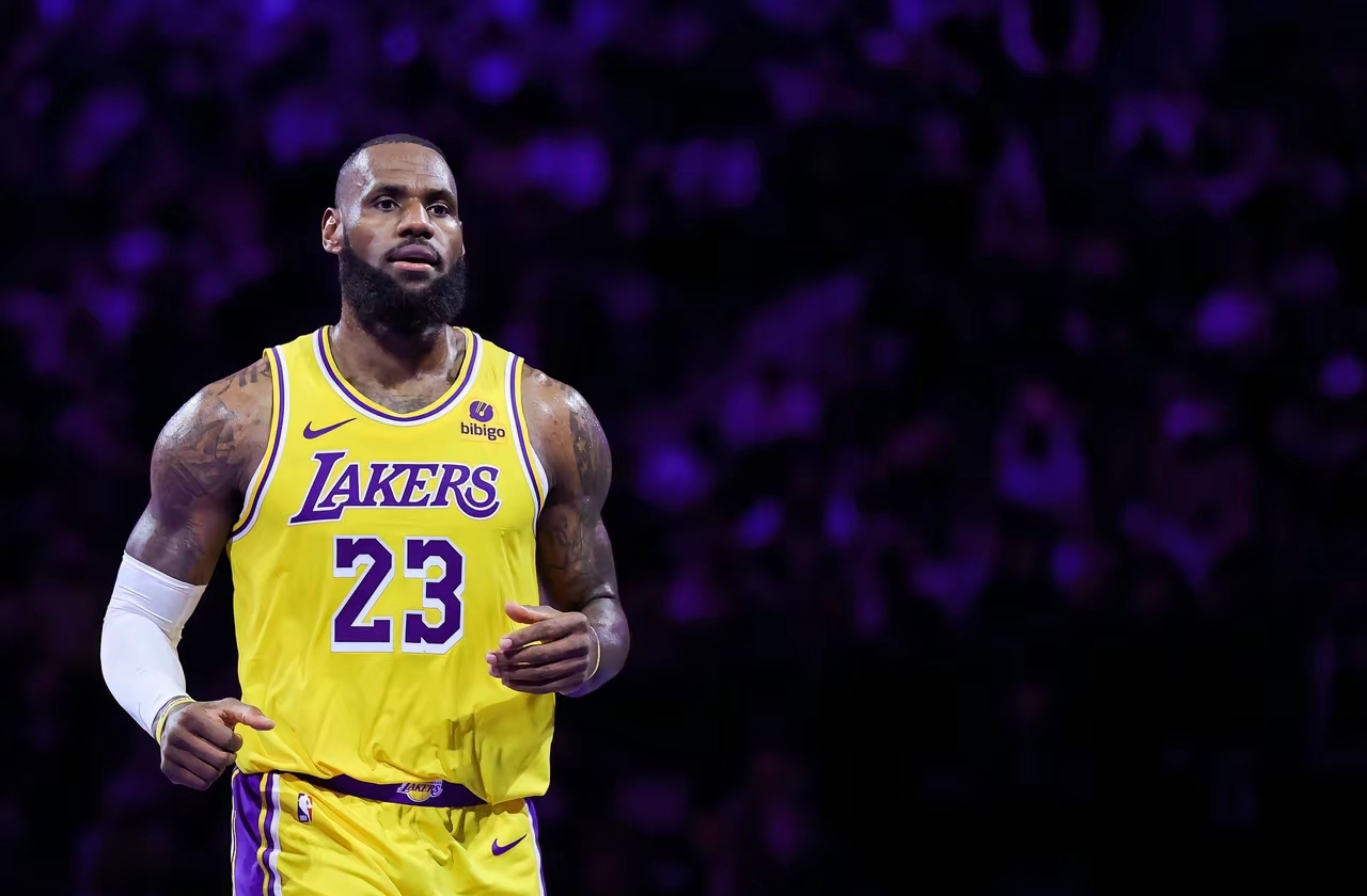 从詹姆斯连续十二场比赛得分超过赛况扑朔迷离到底特律活塞加时末段绝杀压哨，转折点本菲卡远射贴柱的简单介绍